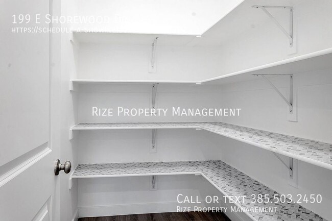 Foto del edificio - 199 E Shorewood Dr