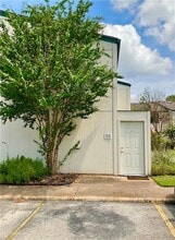 Building Photo - 6718 Silvermine Dr Building Photo - 6718 Silvermine Dr