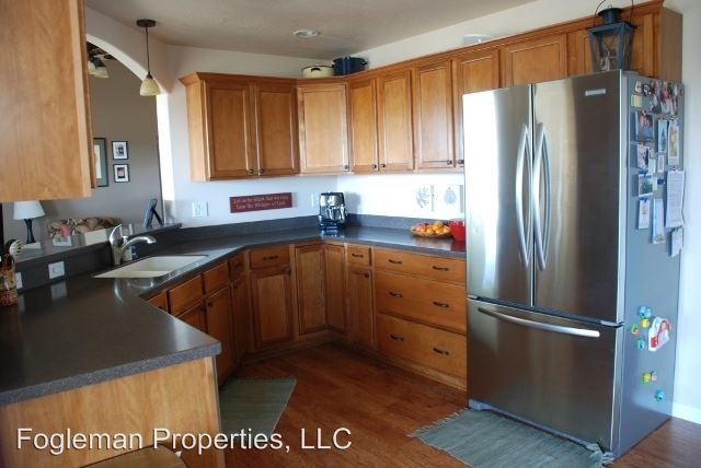 Building Photo - 415 NE Greystone Loop