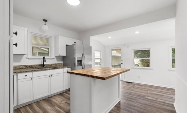 Building Photo - 2416 Sherry Rd