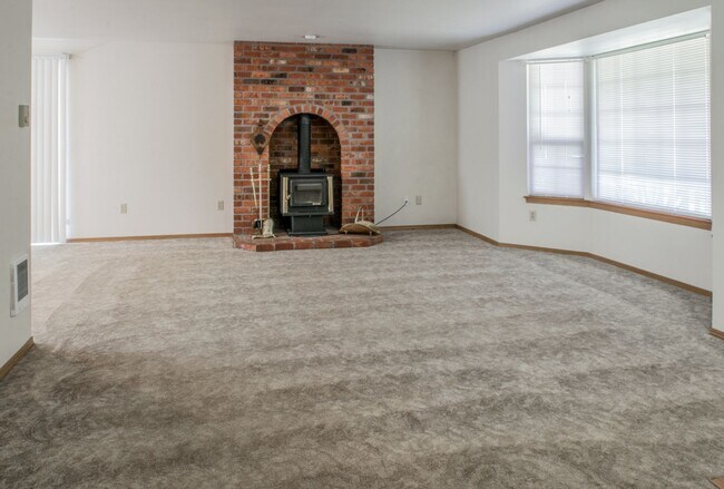 Building Photo - 3 bed, 2 bath Ramber with 2 Car Garage & F...