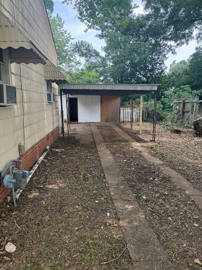 Building Photo - ** 2 Bed 1 Bath Located in Highland Garden...