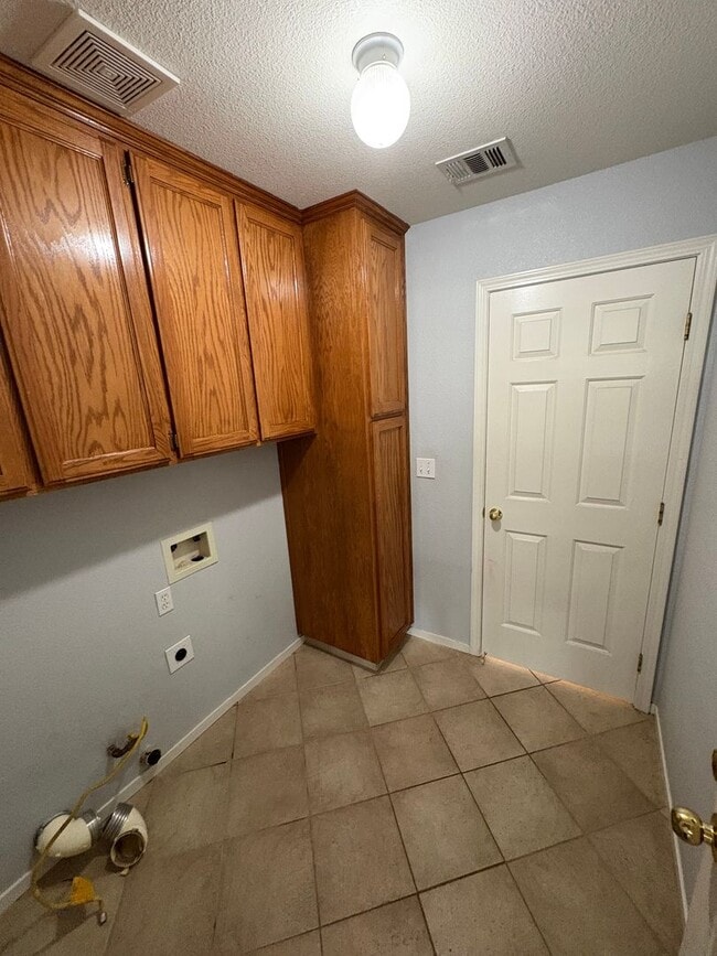 Building Photo - NW Visalia Home with pool Available Now!