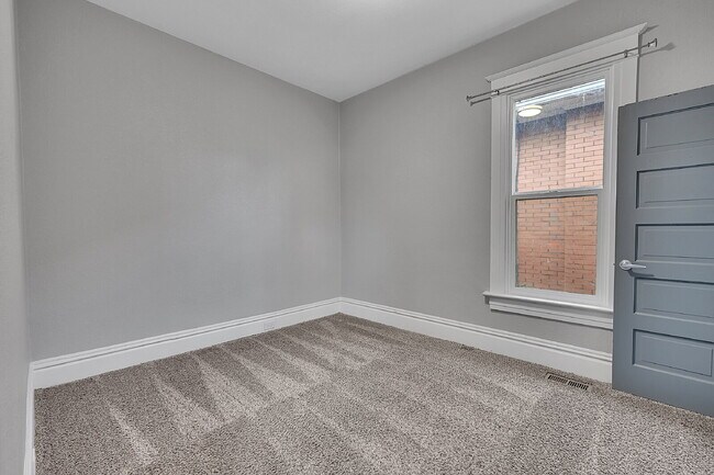 Foto del edificio - $3,240.95, $300 off the first month's rent, 4 Beds - 2 Bath, Single Family Home in Denver with Wa...