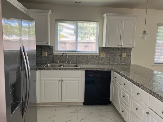 Building Photo - 825 Muscat Way