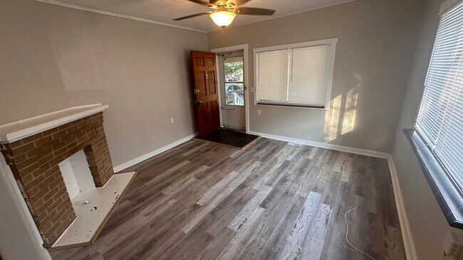 Foto del edificio - $695- 2 bed 1 bath - Newly Remodeled Duplex