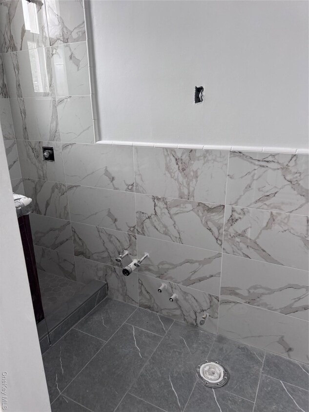 Primary Photo - 70-15 66th St