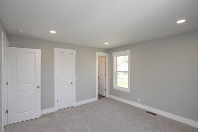 Building Photo - Available June. Large house, fenced back yard, renovated, fenced back, pets ok, great for house s...