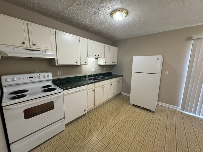 Building Photo - Two Bedroom Town House