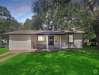 Building Photo - 121 Wisteria St