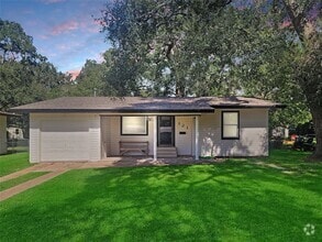 Building Photo - 121 Wisteria St