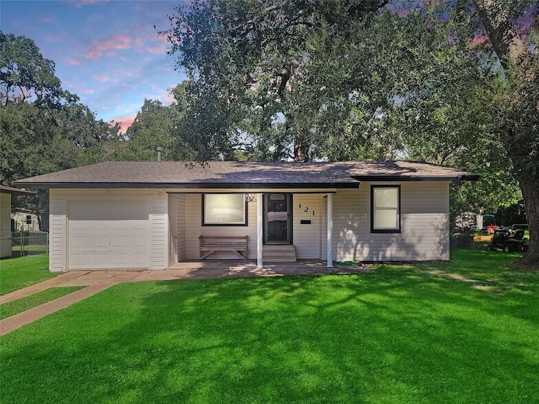 Foto principal - 121 Wisteria St