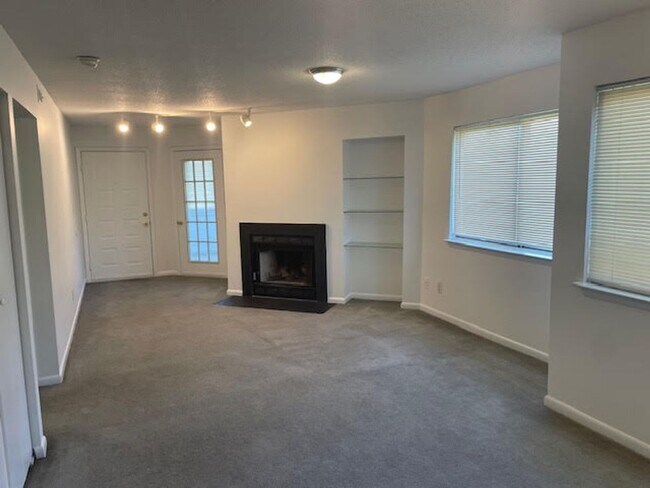 Foto del edificio - Freshly Painted condo centrally located in...