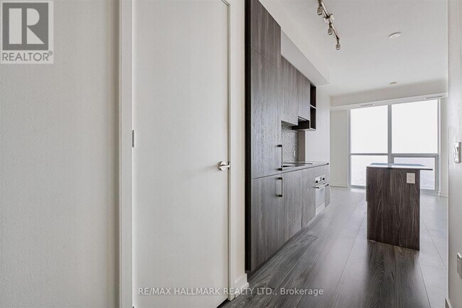 Building Photo - 1 Yorkville Ave