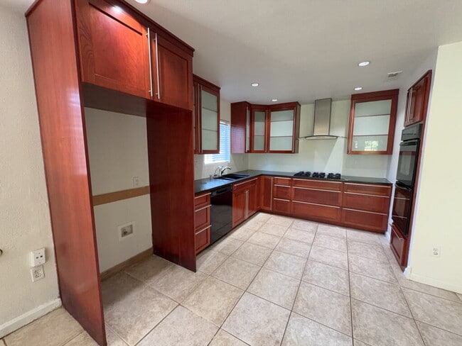 Photo - "Charming Riverside Retreat: Spacious 4-Be... Apartment