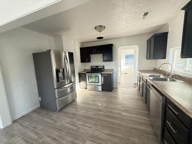 Building Photo - Charming Remodeled Bungalow Near Downtown ...