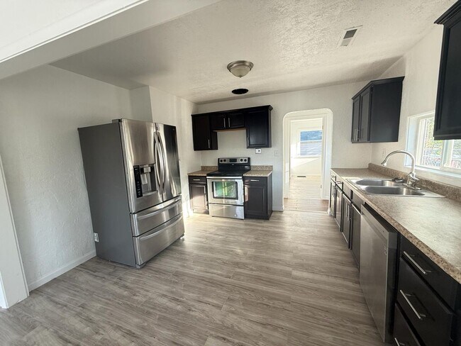 Foto del edificio - Charming Remodeled Bungalow Near Downtown ...