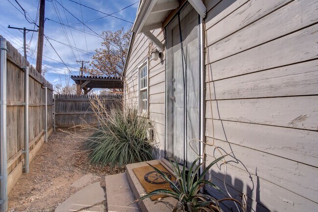 Foto del edificio - PRE-LEASING THIS COLLEGE PROPERTY---Cozy 1...