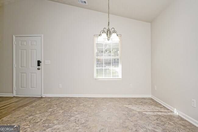 Foto del edificio - 546 Forest Hill Dr