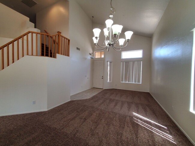 Foto del edificio - REMODELED 5 BEDROOM IN WINDMILL RANCH