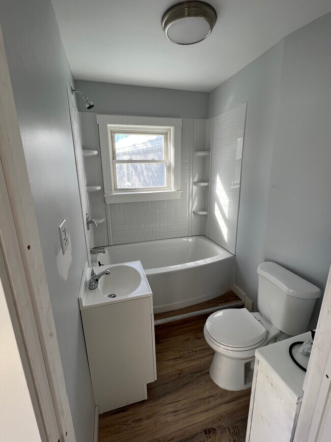 bathroom - 86 Hampshire St