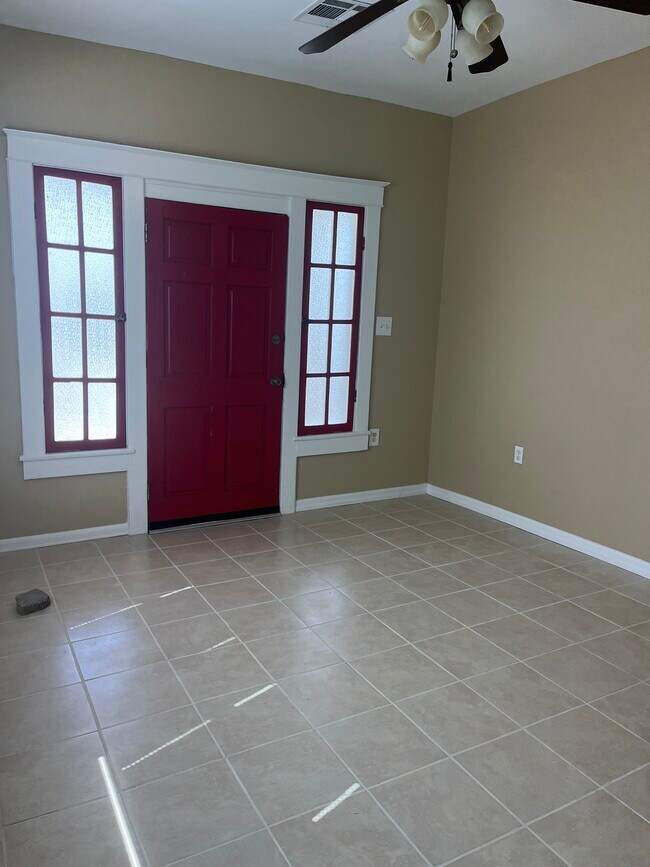 Foto del edificio - 5643 Charles Pl