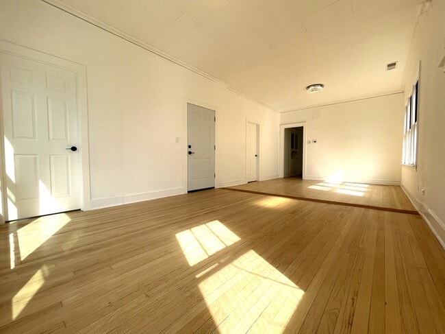 living / dining combo - 1321-2 East Ave