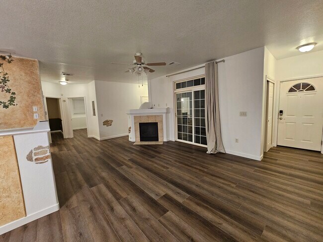 Apartamento de 2 habitaciones y 2 baños, recientemente renovado. - 3282 E 103rd Dr