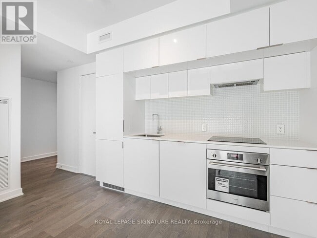 Building Photo - 185 Roehampton Ave
