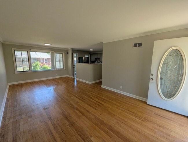 Building Photo - Updated Open-Concept with Sunroom & Finished Basement Space