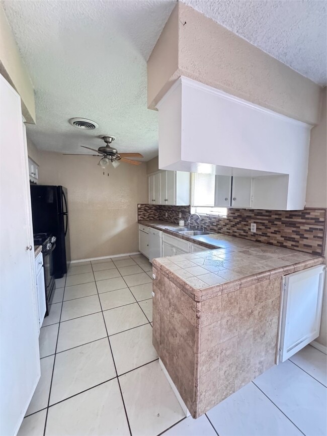 Building Photo - 228 Meadowlawn St