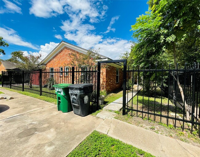 Foto del edificio - 5830 Clarewood Dr