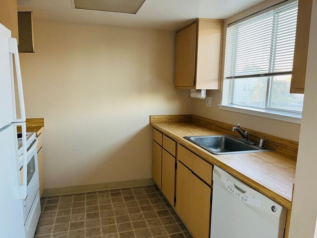 Building Photo - Nice and Cozy Upstairs Triplex Unit