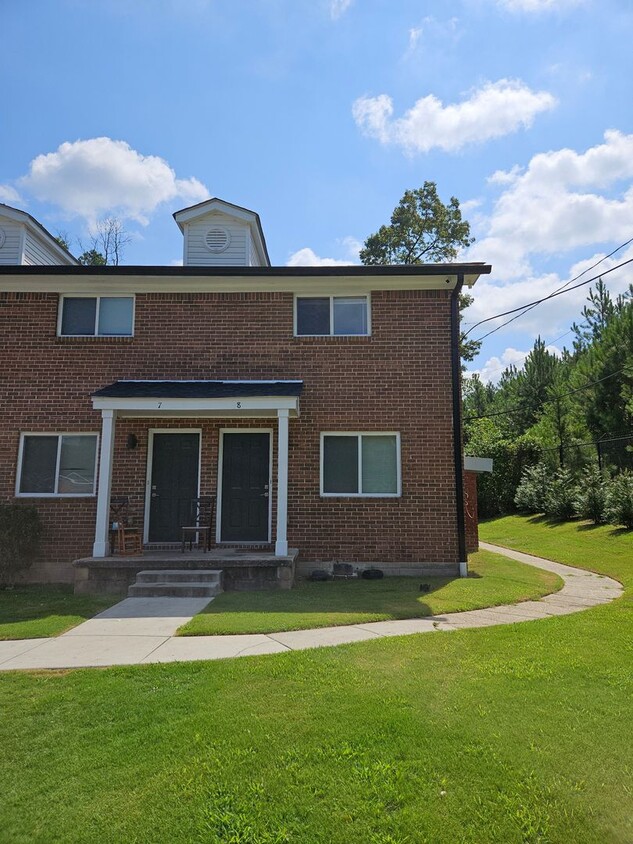 Foto principal - Gated Community Near Collier Park