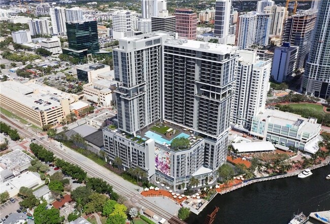 Building Photo - 301 SW 1st Ave
