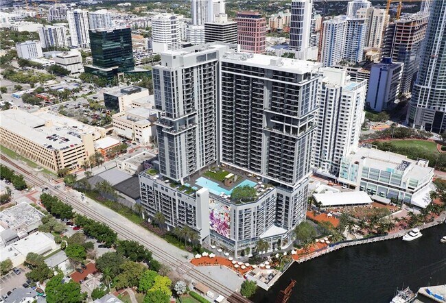 Building Photo - 301 SW 1st Ave