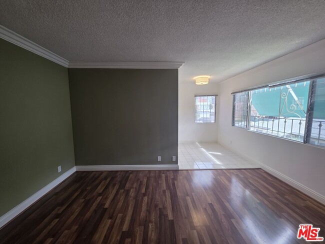 Foto del edificio - 1721 Armacost Ave