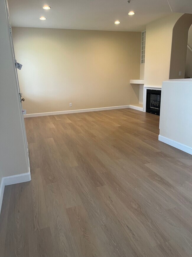 Building Photo - 2384 Sunningdale Dr