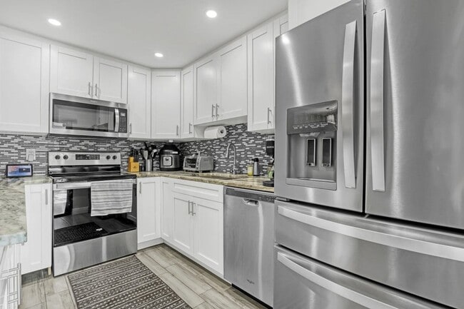 Building Photo - 923 Springdale Cir