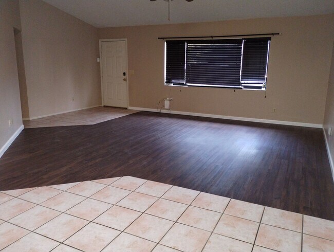 Foto del edificio - Spacious 3 Bedroom / 2 Bath Home with 2-Car Garage on Nearly ¼ Acre – Spring Hill Area