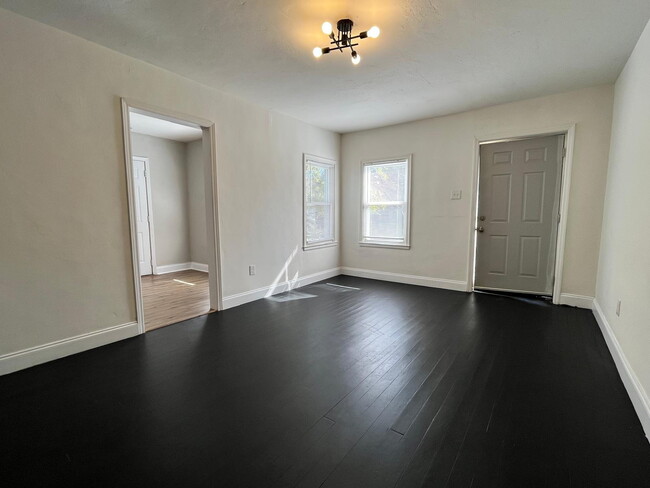 Building Photo - Available March 10th! Charming 2BR/1BA Duplex