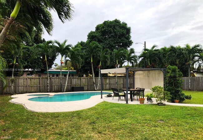 Foto del edificio - 3 br, 2 bath House - 1220 Plover Ave