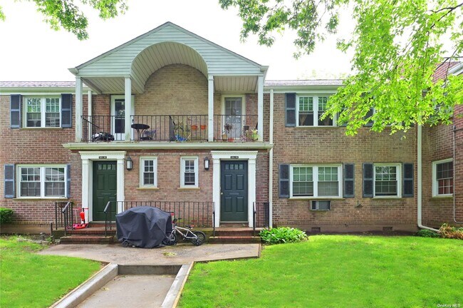 Foto del edificio - 224-58 Horace Harding Expy