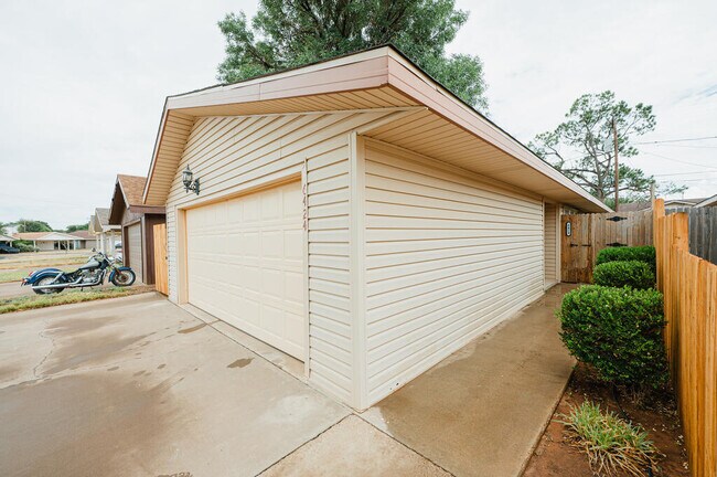 Building Photo - 6424 Amber Dr