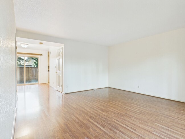 Foto del edificio - Beautiful condo now available at Cypress Grove.