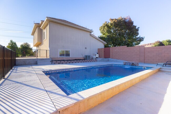 Foto del edificio - Darling home in desirable Little Valley with a PRIVATE POOL!