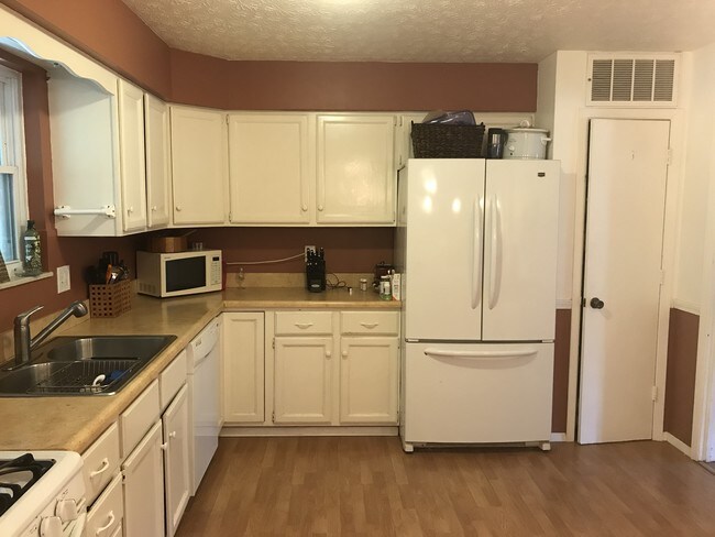 Foto del edificio - 1523 Tonti Ln NW