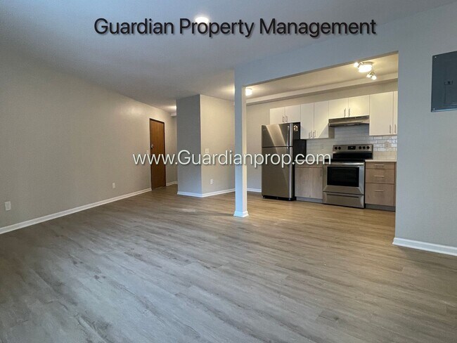 Foto del edificio - Champlin Main Floor Renovated Apartment, D...