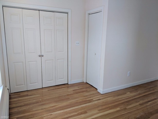 Building Photo - 3 br, 1 bath  - 127 Otis St