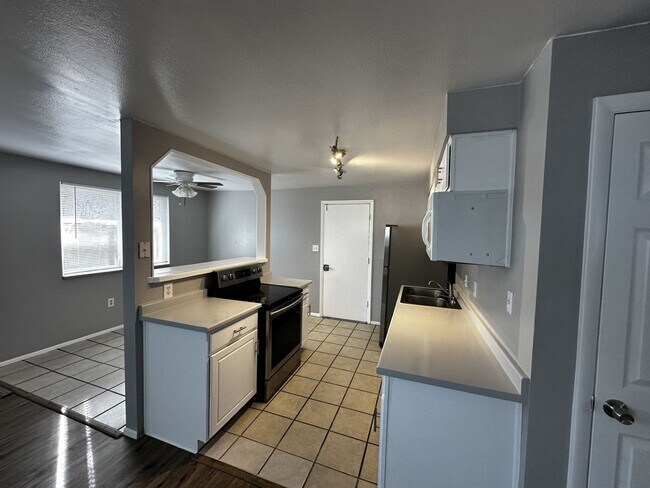 Building Photo - Super Cute and fully updated 2 Bedroom dup...
